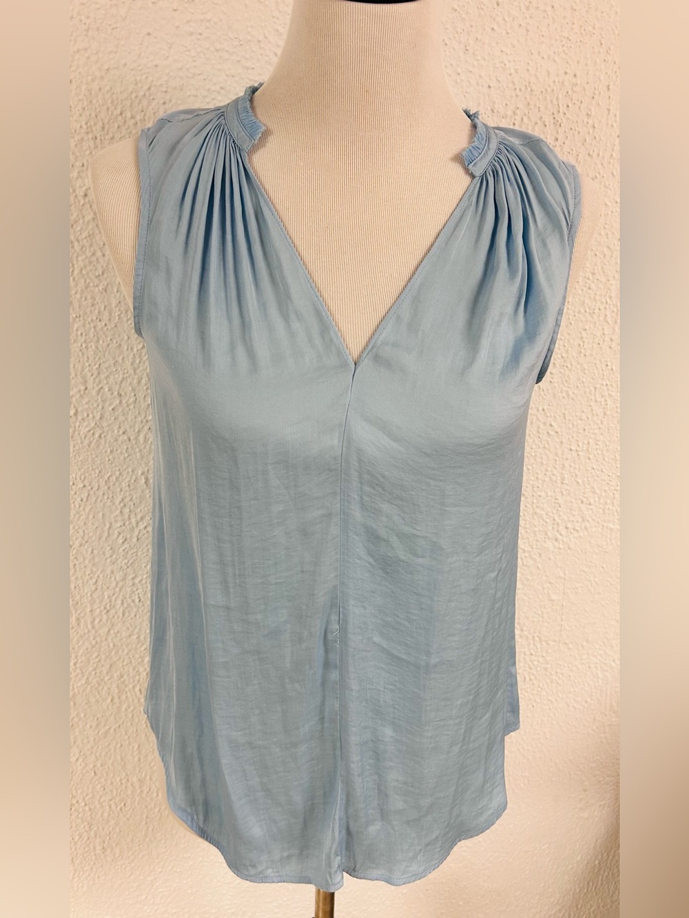 a.n.a. V-neck Sleeveless Blue Blouse fringe neckline size XS